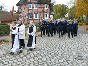 Allerseelen mit Segnung der Gräber auf dem Friedhof in Naumburg (© Karl-Franz Thiede)
